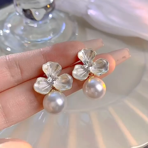 LL18K Gold Temperament Three Petal Flower Pearl Exquisite Female Earrings ES63653