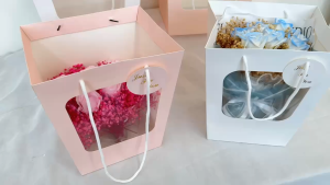 ถุงของขวัญ หูหิ้วเชือก หน้าใส กระดาษหนา +ป้ายห้อย สีชมพู ขาว ทรงปากกว้าง ทรงคางหมู ใส่ช่อดอกไม้ ตุ๊กตา พร้อมส่ง