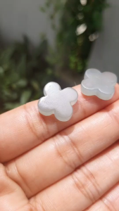 J331 ใบโคลเวอร์แกะหยกขาวอมเทาอ่อนๆ เนื้อโปร่งแสง (คู่)