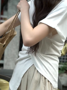 Dream Clothes💟เสื้อยืดผู้หญิง🎈เสื้อยืดแขนสั้นสีทึบสำหรับผู้หญิงในฤดูร้อน ทรงเข้ารูป ดีไซน์ไม่สม่ำเสมอ ซอก เสื้อสั้นไหล่ตรงสำหรับผู้หญิง