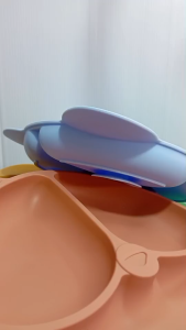 ชามอาหารซิลิโคนดูดติดโต๊ะ 3 ช่อง ป้องกันหกเลอะเทอะ จานซิลิโคนก้นดูด เข้าไมโครเวฟได้