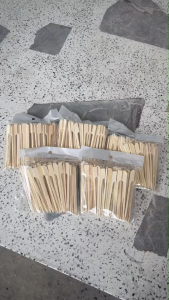 ไม้เสียบผลไม้ ขนาด 10 cm.(แพ็ค 100 ชิ้น) ไม้ธงไม้ไผ่ แบบใช้แล้วทิ้ง สำหรับจิ้มผลไม้หรือขนม