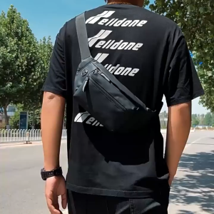 กระเป๋าคาดอกผู้ชาย กันน้ำ ดีไซน์สวยเท่ กันน้ำ มีช่องหูฟัง มีให้เลือก 4 สี