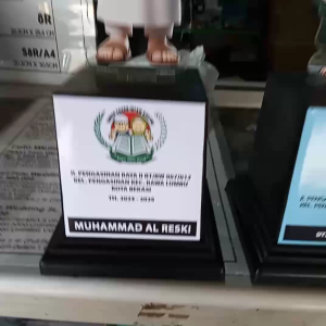 cetak Piala Akrilik Manasik Haji anak sudah termasuk sticker free design bisa design per nama murid confirm admin design ya ka untuk kirim nama dan design nya NAMA SEKOLAH