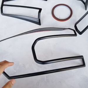 Cover Garnish Lampu Belakang Mobil Toyota Raize 2021 Hitam
