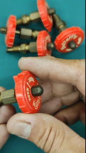 น๊อตล็อคแป้นหมุนเข็ม (แพ็คละ 2 ชิ้น) ทองเหลือง มี 2 ขนาด ตะเกียงเจ้าพายู