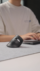 UGREEN Bluetooth Vertical Ergonomic Wireless Mouse 2.4G 4000DPI เมาส์เพื่อสุขภาพ เมาส์แนวตั้งไร้สาย ไร้เสียง for Laptop PC Windows Mac OS Model:25444