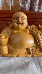 Tượng Di Lạc Cầm Thẻ Bài gỗ Pơ Mu Được Làm Từ Những Thợ Thủ Công Làng Nghề Truyền Thống ( GỖ THUỘC DẠNG NHÓM 1)