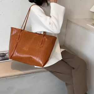 Amira Tote Bag Crocodile Embossed Tote Large Storage Capacity with Zipper Opening Elegant Stylish Chic