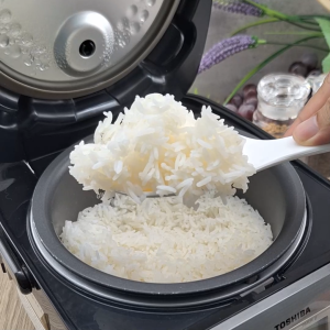 ทัพพีตักข้าวพลาสติก รุ่นJP แพ็ค2คละสี -เครื่องครัวตราสมอ