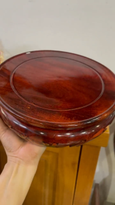 Đôn gỗ thờ - Đế gỗ 3 chân đắp nổi sen màu nâu đỏ -gỗ tràm