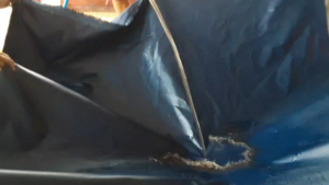 ผ้าใบผ้าผ้าร่มเคลือบเงา 2 ชั้นเนื้อเหนียวแน่นมีสีเข้มขอบฝังเชือกตอกตาไก่ ใช้คลุมรถ 10 ล้อ  6 ล้อ