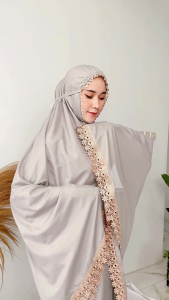 Free Tas Dompet - Mukena Dewasa Resleting Dagu Polos Renda Guifer Mewah 6Cm Terbaru 2024