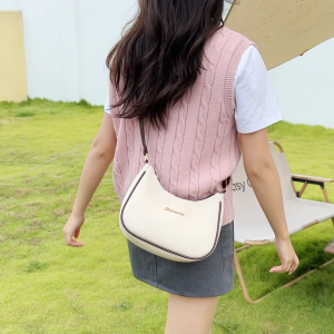 กระเป๋าสะพายข้างแฟชั่น เรียบๆ งานสวย งานมินิมอล