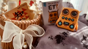 🌟 SG READY STOCK 🌟605) ET Figure Outdoor Waterproof And Convenient Wireless Bluetooth Speaker IP65 Waterproof