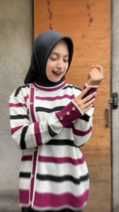 Blouse Rajut Maura Knit Stripe Lengan Panjang dengan Kancing - Gaya Internasional
