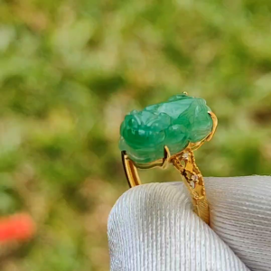 Fine Jewellery 18k Gold Setting with Green Natural Type A Jadeite Ring crafted as Pixiu with diamonds weigh 2.05 gram Finger Size 17.mm measurement 13.8 * 8 * 5.9 mm (18kring8)