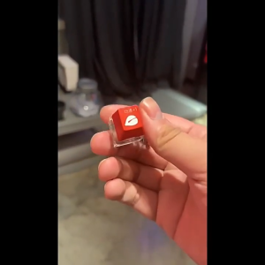 พวงกุญแจนิ้วอเนกประสงค์คีย์บอร์ดมีแสงแป้นพิมพ์ของเล่นลดควาเครียดพวงกุญแจของเล่นไฟ LED