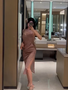 เดรสสายเอี๊ยมประกายแวววาวสำหรับผู้หญิงใส่อินเนอร์ได้อารมณ์ ชุดราตรีเซ็กซี่ กระโปรงผ่าหน้า