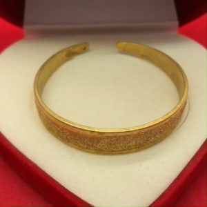 กำไล C ทองเหลืองจิกลายขอบเงา ฟรีไซส์ งานดิบทองเหลือง ยังไม่ผ่านการชุบทอง ใส่อาบน้ำได้ รูปถ่ายจากสินค้าจริง พร้อมส่ง