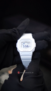 Jam Tangan Wanita Casio Baby-G BGD-565U-7D White Dial White Resin Band\\n\\n Apa itu Jam Tangan Wanita Casio Baby-G BGD-565U-7D?\\n\\nJam tangan wanita Casio Baby-G BGD-565U-7D adalah jam tangan yang dirancang khusus untuk para wanita yang mencari jam tangan dengan desain sporty dan elegan. Jam tangan ini memiliki ciri khas dengan dial putih yang menawan dan band resin berwarna putih yang kuat dan tahan lama.\\n\\n Spesifikasi Produk\\n\\nJam tangan Casio Baby-G BGD-565U-7D hadir dengan spesifikasi yang menarik, seperti:\\n\\n- Diameter dial: 41 mm\\n- Ketebalan: 11,5 mm\\n- Sistem pengisian daya: baterai\\n- Fungsi: jam, menit, detik, tanggal, dan alarm\\n\\n Desain Sporty\\n\\nJam tangan Casio Baby-G BGD-565U-7D memiliki desain sporty yang menggabungkan elemen-elemen elegan dan modern. Dial putih yang menawan dipadukan dengan band resin berwarna putih yang kuat dan tahan lama, membuat jam tangan ini cocok untuk berbagai kesempatan.\\n\\n Resin Putih\\n\\nBand resin berwarna putih pada jam tangan Casio Baby-G BGD-565U-7D dirancang untuk memberikan daya tahan dan ketahanan terhadap goresan. Material resin juga ringan dan nyaman digunakan dalam jangka waktu yang lama.\\n\\n Mengapa Memilih Jam Tangan Wanita Casio Baby-G BGD-565U-7D?\\n\\nAda beberapa alasan mengapa Anda harus memilih jam tangan wanita Casio Baby-G BGD-565U-7D:\\n\\n Fungsi Aktivitas Outdoor\\n\\nJam tangan Casio Baby-G BGD-565U-7D dirancang untuk mendukung aktivitas outdoor, seperti hiking, bersepeda, atau olahraga lainnya. Fitur-fiturnya, seperti alarm dan tanggal, membuat jam tangan ini sangat berguna bagi para petualang.\\n\\n Tampilan Elegan & Sporty\\n\\nJam tangan Casio Baby-G BGD-565U-7D menawarkan tampilan yang elegan dan sporty, yang membuatnya cocok untuk berbagai kesempatan. Dial putih yang menawan dipadukan dengan band resin berwarna putih yang kuat dan tahan lama, membuat jam tangan ini menjadi pilihan yang sempurna.\\n\\n Kualitas Material\\n\\nJam tangan Casio Baby-G BGD-565U-7D dibuat dengan kualitas material terbaik, seperti resin kuat dan tahan lama. Ini membuat jam tangan ini tahan lama dan cocok untuk digunakan dalam jangka waktu yang lama.\\n\\n Bagaimana Menjaga Jam Tangan Wanita Casio Baby-G BGD-565U-7D?\\n\\nUntuk menjaga jam tangan wanita Casio Baby-G BGD-565U-7D tetap terlihat baru dan tahan lama, ada beberapa hal yang perlu Anda lakukan:\\n\\n Perawatan Band Resin\\n\\nBersihkan band resin secara rutin menggunakan kain lembut dan air sabun. Hindari menggosok band resin terlalu keras karena bisa merusak material.\\n\\n Perawatan Dial Putih\\n\\nBersihkan dial putih secara rutin menggunakan kain lembut dan air sabun. Hindari menggosok dial putih terlalu keras karena bisa merusak permukaan.\\n\\n Perawatan Umum\\n\\nSimpan jam tangan Casio Baby-G BGD-565U-7D di tempat yang kering dan aman saat tidak digunakan. Jangan mengekspos jam tangan terhadap suhu ekstrem atau kelembaban tinggi.\\n\\n Kesimpulan\\n\\nJam tangan wanita Casio Baby-G BGD-565U-7D adalah pilihan yang sempurna untuk para wanita yang mencari jam tangan dengan desain sporty dan elegan. Dengan spesifikasi yang menarik, fungsi-fungsi yang berguna, dan kualitas material terbaik, jam tangan ini akan menjadi teman setia Anda dalam berbagai kesempatan.\n}