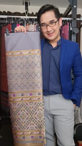 40.ผ้าไหมแกมฝ้าย ผ้าทอทั้งผืน ลายลาวครั่ง สีเทา