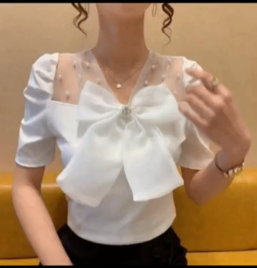 เสื้อปักลูกปัดตาข่ายผูกโบว์สามมิติ2024ใหม่เสื้อยืดแขนพองคอวีเซ็กซี่สไตล์ตะวันตกฤดูร้อน