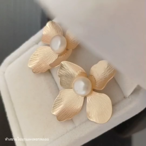 ต่างหูไข่มุกแท้ บนตัวเรือนกล้วยไม้สีทอง (Semi-Round Real Pearl Earrings) งานแฟชั่น สวยเด่นเป็นสง่า