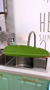 Kitchen Sink Water Splash Guards With Sucker Soft Silicone Il-proof Splashproof Anti-water Kitchen Gadget Screen Retaining Plate