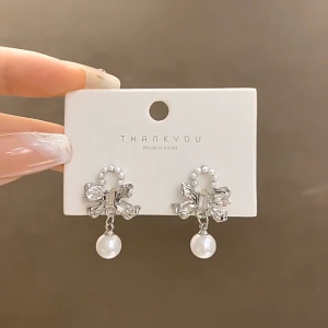 IVY Bow Pearl Earrings: A High-end Niche Choice for Women's Fashion Accessories