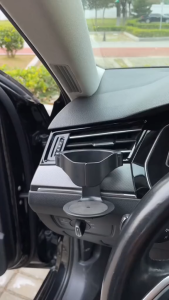 Dụng cụ đựng chai nước trên ô tô gắn khe gió điều hòa