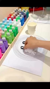 Set móc khóa bearbrick kèm 3 chai màu acrylic chảy 60ml