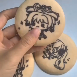 The new Genshin Impact Cookie Plush Badge 75mm oversized badge brooch Furina Wanderer Venti Arlecchino Nahida goods Itabag decoration A gift for a friend