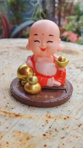 เณรน้อยพยักหน้า ถือก้อนทอง ใช้พลังงานโซล่าเซลส์