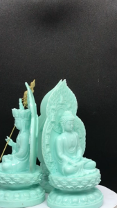 Bộ ba tam thánh dáng ngồi tựa đài sen cao 18cm (phật adida- Phật quan âm- phât Địa Tạng) chất liệu Đá đúc (-Nhiều màu sắc). Trang trí trên ô tô tiểu cảnh bonsai ghép lũa để bàn trà phòng khách bàn làm việc thờ cúng phong thủy…