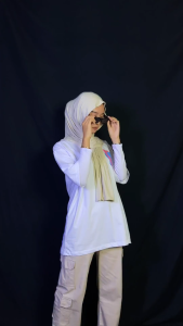 Kaos Oversized Silence Is Luxurious: Seri Casual Stylish