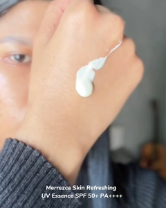 ( 6 ซอง ) Merrezca Skin Refreshing UV Essence SPF 50+/PA++++​ - Sachet   เอสเซนส์กันแดดเนื้อน้ำ ซึมไว
