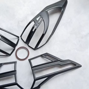 Cover Garnish Lampu Belakang Mobil Rush 2018-2024 Hitam Doff