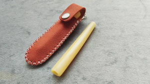 Paket Hemat Pipa Cangklong Tulang Sapi Motif Polos 10 cm + Sarung Kulit Sintetis - Ngebul Siap Pakai, Bahan Sapi Tulang & Kulit Sintetis Super KW1 - Filter Multifungsi (Putih/Kuning)