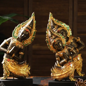 พระพุทธรูปทรงเป็นเหมือนของตกแต่งห้องรับประทานอาหารในเอเชียตะวันออกเฉียงใต้ พระพุทธรูปประดับโต๊ะโรงแรม สำนักงาน