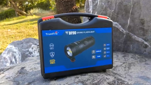 Diving Flashlight 15000LM Trustfire DF90 Lapad ng Pag -iilaw ng 180 ° isang lalim ng hanggang sa 105 metro ang maximum na buhay ng serbisyo ng 96 oras na IPX8 ay nagpoprotekta sa ilalim ng tubig mga larawan sa pag -iilaw ng ilaw pakikipagsapalaran at