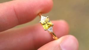 Montagne Jewelry customization 18k Pure Gold Ring Diamond Inset Fine Jewellery Natural 0.85 Carat Fancy yellow Sapphire Ring
