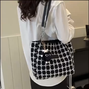 YY-bag88 กระเป๋าสะพายข้างผู้หญิงใบใหญ่มีพวงกุญแจแถมด้วยน่ารักมาก SP7204