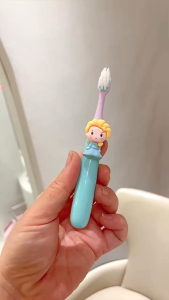 🔥สต๊อกพร้อม🔥 แปรงสีฟันเด็ก ขนแปรงนุ่ม เหมาะสำหรับลูกน้อยวัยน่ารักอายุ 1-12 ปี。Elsa/princess/Lotso