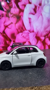 Diecast Miniatur Mainan Mobil Klasik Elektrik Fiat 500e Besi Metal Buka Pintu