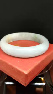 特价清货有点小暇疵请参阅照片.保证正品色泽均匀饱满精美品相天然緬甸老坑翡翠绿玉手鐲冰糯種大号手鐲(宽1.5cm*外径7.5cm*内径6 cm*64.9 Gram)-(握/穿着有冰凉的感觉)-Warranty An Original Natural Burma Green Jade Bangle (Big Size)