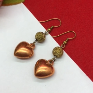 ต่างหูเกี่ยวงานดิบทองเหลืองโบราณ ยังไม่ผ่านการชุบ ขนาด 1.5x3cm ทรงแฟชั่น รูปหัวใจคั่นตุ้มจิกลาย ใส่ในชีวิตประจำวันได้ พร้อมส่ง