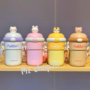 พร้อมส่ง แก้วน้ำเด็ก กระบอกน้ำ ลาย Hello ความจุ 450ml. แถมสติ๊กเกอร์ 3D มีสายสะพายพร้อมหลอดดูดน้ำ เหมาะสำหรับพกพา กระบอกน้ำเด็ก น่ารัก สินค้าส่งจากไทย
