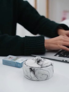 ที่เขี่ยบุหรี่ลายหินอ่อนอุปกรณ์เสริมสำหรับสำนักงานนอกบ้านห้องนั่งเล่นที่เขี่ยบุหรี่แบบพกพาพร้อมฝาปิด