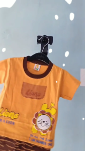 Setelan baju bayi laki laki motif karakter LIONS HITAM  usia bayi 3 sampai 24 bulan .